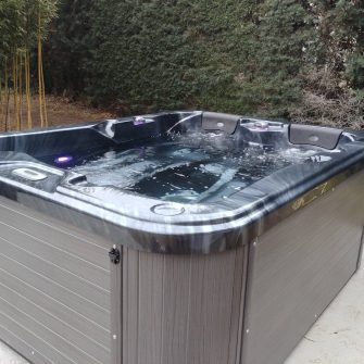 O347 Deluxe Hot Tub