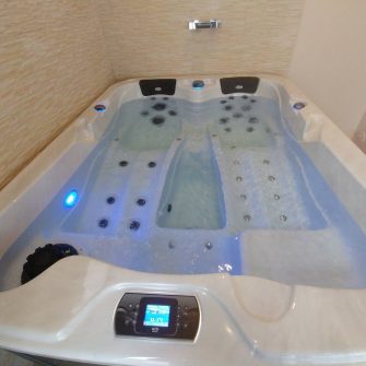 O347 Deluxe hot tub